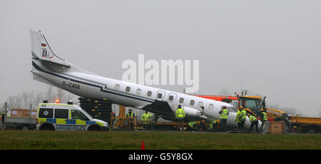 Die Szene eines Flugzeugabsturzes am Flughafen Dublin, nachdem das Vorderrad des bin Air-Flugzeugs bei der Landung angeschnallt war und den Unfall auf der Start- und Landebahn verursacht hatte. Stockfoto