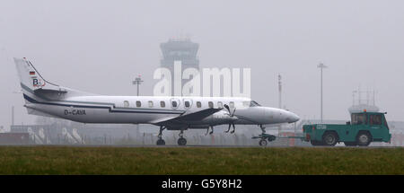 Die Szene eines Flugzeugabsturzes am Flughafen Dublin, nachdem das Vorderrad des bin Air-Flugzeugs bei der Landung angeschnallt war und den Unfall auf der Start- und Landebahn verursacht hatte. Stockfoto