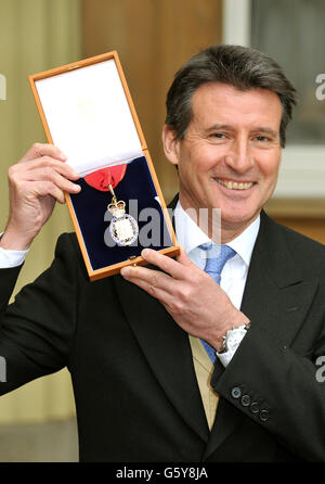 Lord Sebastian Coe ist stolz darauf, nach der Investiturzeremonie im Buckingham Palace seinen „Companions of Honor“-Preis zu erhalten. Stockfoto