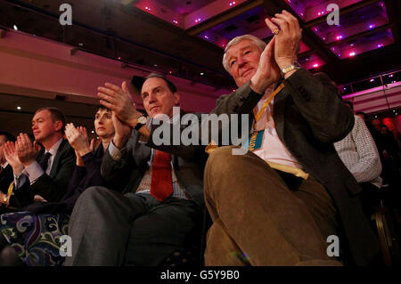 Der stellvertretende Vorsitzende der Liberaldemokraten, Simon Hughes (links), und der ehemalige Vorsitzende Lord Paddy Ashdown hören Nick Cleggs Rede während der Frühjahrstagung der Partei im Hilton Brighton Metropole zu. Stockfoto