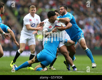 Rugby Union - RBS 6 Nations Championship 2013 - England gegen Italien - Twickenham. Der englische Manu Tuilagi wird während des RBS Six Nations-Spiels in Twickenham, London, von den Italieners Luke McLean und Robert Barbieri angegangen. Stockfoto