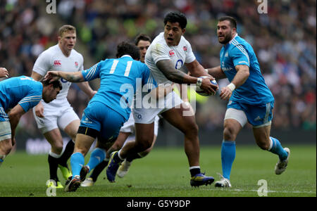 Der englische Manu Tuilagi (Mitte rechts) wird vom italienischen Luke McLean während des RBS Six Nations-Spiels in Twickenham, London, angegangen. Stockfoto