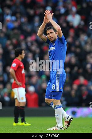 Fußball - FA Cup - Viertelfinale - Manchester United gegen Chelsea - Old Trafford. Chelseas Frank Lampard applaudiert den Fans, als er abseits des Platzes durch die Wette wechselte Stockfoto