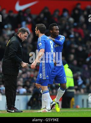 Fußball - FA Cup - Viertelfinale - Manchester United gegen Chelsea - Old Trafford. Chelseas Frank Lampard wird vom Spielfeld durch Teamkollegen Jon Obi Mikel ersetzt (rechts) Stockfoto