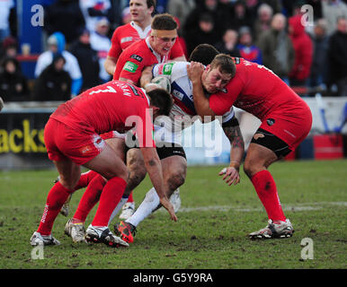 Oliver Wilkes von Wakefield Wildcats wird von Liam Foran von Salford City Reds (links), Andrew Dixon und Vic Mauro (rechts) während des Super League-Spiels in Belle Vue, Wakefield, angegangen. Stockfoto