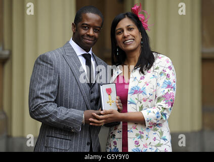 Adrian Lester mit seiner Frau Lolita Chakrabarti, nachdem er bei einer Investiturzeremonie im Buckingham Palace, London, von Königin Elizabeth II. Die OBE-Medaille (Officer of the British Empire) erhalten hatte. Stockfoto