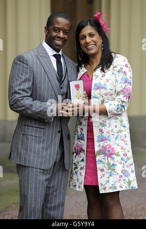 Adrian Lester mit seiner Frau Lolita Chakrabarti, nachdem er bei einer Investiturzeremonie im Buckingham Palace, London, von Königin Elizabeth II. Die OBE-Medaille (Officer of the British Empire) erhalten hatte. Stockfoto