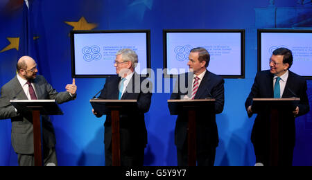 Martin Schulz Präsident des Europäischen Parlaments (links), Tanaiste Eamon Gilmore, Taoiseach Enda Kenny und EU-Kommissionspräsident Jose Manuel Barroso (rechts) im Government Press Centre, Dublin. Stockfoto