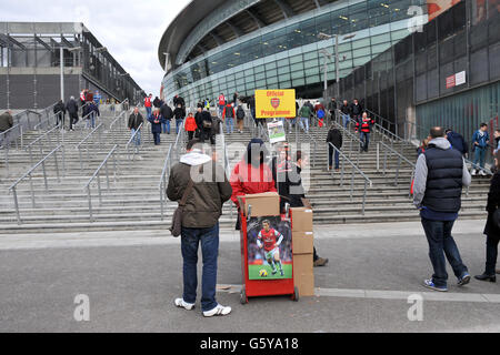 Fußball - FA Cup - Fünfte Runde - Arsenal gegen Blackburn Rovers - Emirates Stadium. Ein Programmverkäufer vor dem Emirates Stadium, dem Heimstadion von Arsenal Stockfoto