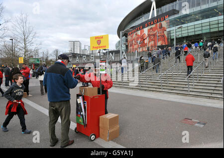 Fußball - FA Cup - Fünfte Runde - Arsenal gegen Blackburn Rovers - Emirates Stadium. Ein Programmverkäufer vor dem Emirates Stadium, dem Heimstadion von Arsenal Stockfoto