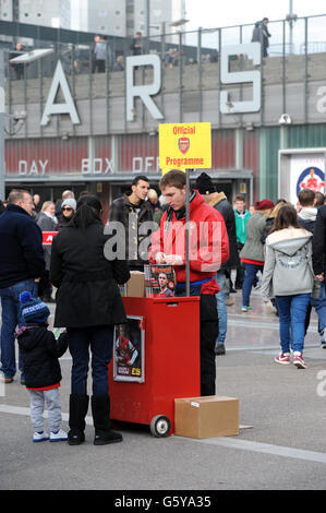 Ein Programmverkäufer vor dem Emirates Stadium, dem Heimstadion von Arsenal Stockfoto