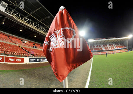 Fußball - FA Youth Cup - Sechste Runde - Nottingham Forest / Bolton Wanderers - The City Ground. Ein allgemeiner Blick auf die Eckflagge des Stadtgrunds unter den Flutlichtern Stockfoto