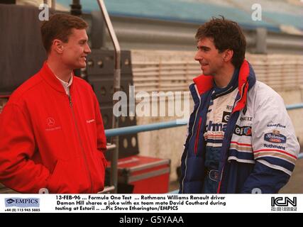 13-FEB-96. Formel-1-Test. Rothmans Williams Renault-Pilot Damon Hill (rechts) teilt einen Witz mit Ex-Teamkollege David Coulthard während des F1-Testens in Estoril Stockfoto