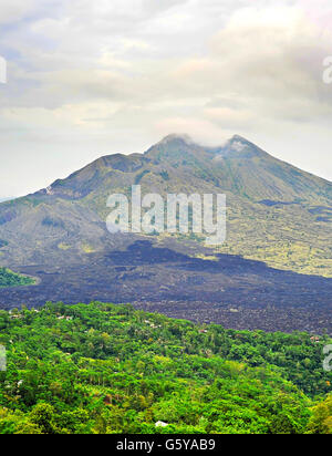 Vulkan Batur mit stimmungsvoller Himmel. Insel Bali. Indonesien Stockfoto