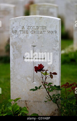 Zum Gedenken an Soldat der Grabsteine begraben in Delville Wood Cemetery, Longueval, Frankreich, die während der Schlacht an der Somme gekämpft, die am 1. Juli 1916 begonnen. Stockfoto