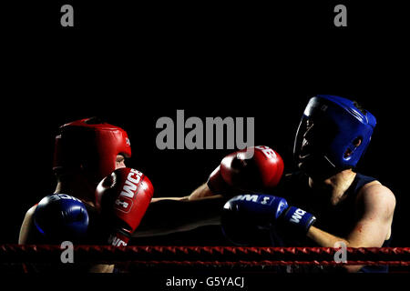 Amateur-Boxer zu kämpfen, während eine ultimative White Collar Boxing Wettbewerb Stockfoto