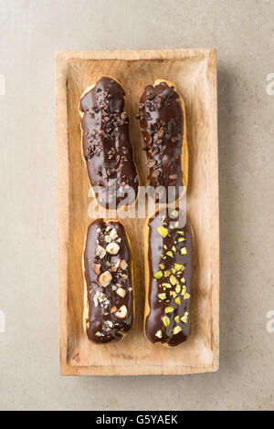 Schokolade Eclairs mit Belag Stockfoto