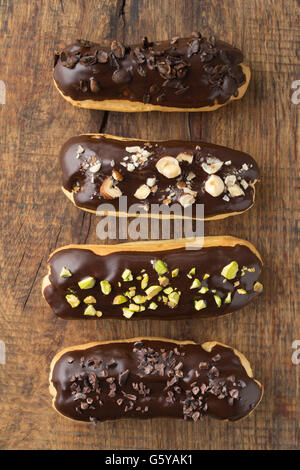 Schokolade Eclairs mit Belag Stockfoto