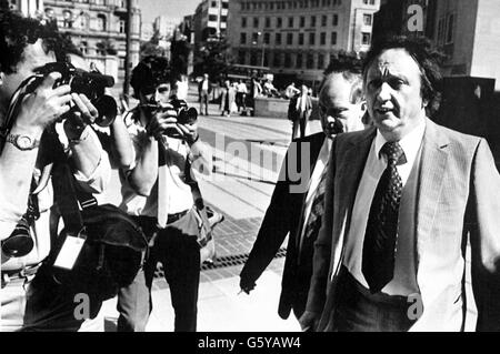 Der Komiker Ken Dodd in Liverpool vor dem Crown Court der Stadt erfuhr, dass er nach Tests wegen Herzerkrankung in der Lage sei, gegen 11 Steuerbetrug vor Gericht zu gehen. Stockfoto