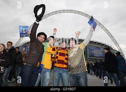 Fußball - Capital One Cup - Finale - Bradford City / Swansea City - Wembley Stadium. Bradford City Fans vor dem Wembley Stadium Stockfoto