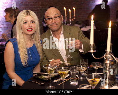 Gregg Wallace mit Anne-Marie Sterpini bei der Eröffnung des Pop-up-Restaurants Remember A Charity, Cafe de Mort, The Crypt in der St. Andrew Holborn Church in London. Stockfoto