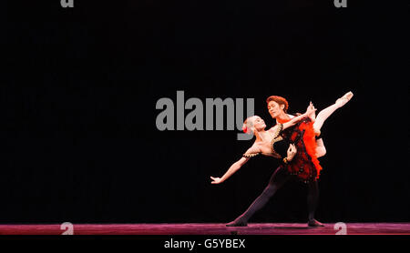 Ken Saruhashi und Nancy Osbaldeston treten während der Generalprobe für den Emerging Dancer Wettbewerb des English National Ballet in der Queen Elizabeth Hall auf der Southbank in London auf. Stockfoto