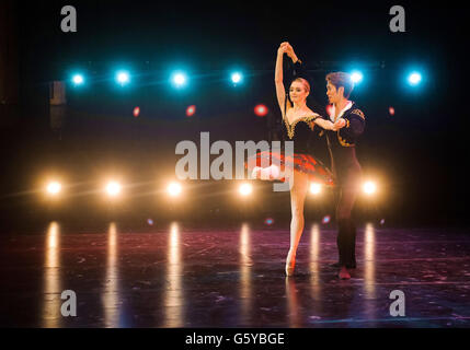 Ken Saruhashi und Nancy Osbaldeston treten während der Generalprobe für den Emerging Dancer Wettbewerb des English National Ballet in der Queen Elizabeth Hall auf der Southbank in London auf. Stockfoto