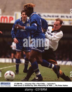 17-FEB-96, Leicester City / Port Vene, Leicester's Jamie Lawrence wird von Jon McCarthy von Port Vene angegangen Stockfoto