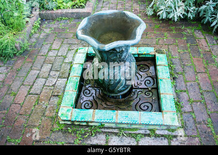 Bronzeskulptur von Kate Malone, 1992, Kräutergarten, Geffrye Museum Kingsland Road Hoxton London England umbenannt in Museum of the Home 2019 Stockfoto