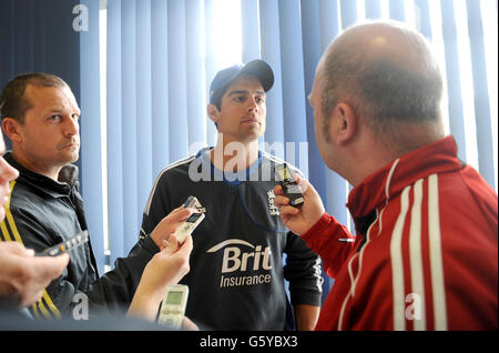 England Kapitän Alastair Cook spricht während einer Pressekonferenz vor einer Nets-Praxis-Sitzung an der Universität Oval, Dunedin, Neuseeland. Stockfoto