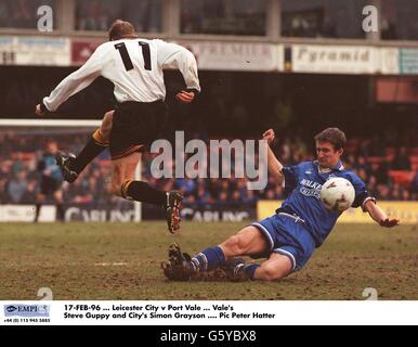 17-FEB-96. Leicester City / Port Valle. Steve Guppy von Port Vene (Nr. 11) und Simon Grayson von Leicester City Stockfoto