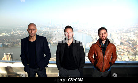 Mark Strong, Regisseur Eran Creevy und James McAvoy während einer Fotoaufnahme für den Film Welcome to the Punch, auf dem Dach des One Canada Square in Canary Wharf, London. Stockfoto