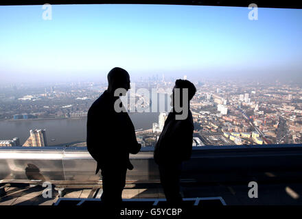 Mark Strong und James McAvoy während einer Fotoaufnahme für den Film Welcome to the Punch, auf dem Dach des One Canada Square in Canary Wharf, London. Stockfoto