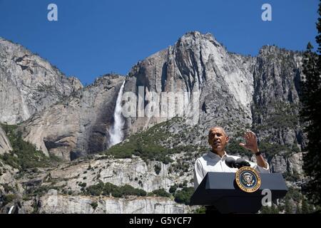 US-Präsident Barack Obama richtet sich die Medien vor 2.400 Fuß Yosemite Falls 19. Juli 2016 im Yosemite National Park, Kalifornien. Stockfoto