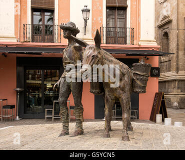 GRANADA, SPANIEN - 10. MÄRZ 2016: Statue eines Mannes und Esels auf der Plaza de Romanilla in Granada Stockfoto