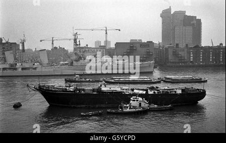 Kapitän Scotts historische HMS Discovery, die ihn 1901 auf seine forst Antarctic Expedition mitnahm, vertäute an der HMS Belfast im Upper Pool in London. Das 78 Jahre alte Schiff wird im Rahmen eines 500,000 durchgeführten Faceliftings durch den Maritime Trust nach Skegness abreisen. Stockfoto