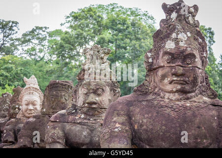 Die Statuen vor Angkor Thom Tor in Kambodscha Stockfoto