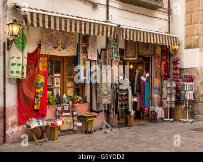 GRANADA, SPANIEN - 10. MÄRZ 2016: Außenansicht des hübschen Haberdashery Shop Stockfoto