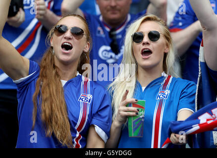 Island-Fans jubeln auf ihrer Seite auf der Tribüne, bevor der Euro 2016, Gruppe F im Stade de France, Paris entsprechen. Stockfoto