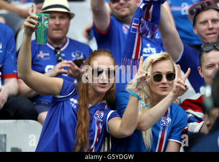 Island-Fans jubeln auf ihrer Seite auf der Tribüne, bevor der Euro 2016, Gruppe F im Stade de France, Paris entsprechen. Stockfoto