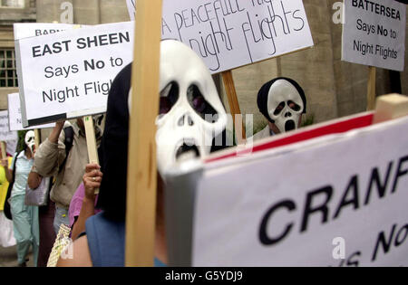 Demonstranten versammeln sich vor dem Grosvenor House Hotel in der Park Lane im Zentrum von London, wo British Airways ihre Jahresversammlung abhielt. * die Demonstranten, die unter verschiedenen Flugwegen leben, sind wütend über eine geplante Start- und Landebahn für den Flughafen Heathrow und die Fortsetzung von Nachtflügen, die übermäßige Lärmbelästigung verursachen. Stockfoto