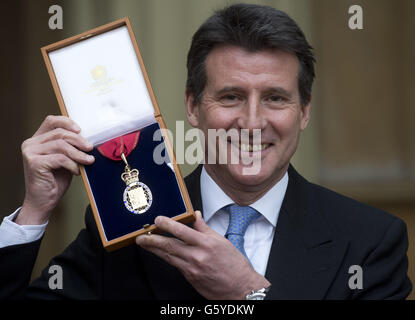 Lord Sebastian Coe ist stolz darauf, nach der Investiturzeremonie im Buckingham Palace seinen „Companions of Honor“-Preis zu erhalten. Stockfoto