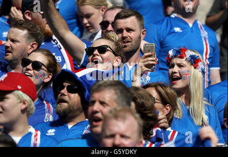 Island-Fans jubeln auf der Tribüne vor dem Spiel der Gruppe F der Euro 2016 im Stade de France in Paris auf ihrer Seite an. DRÜCKEN SIE VERBANDSFOTO. Bilddatum: Mittwoch, 22. Juni 2016. Siehe PA Story SOCCER Island. Bildnachweis sollte lauten: Owen Humphreys/PA Wire. Stockfoto