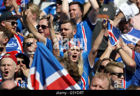 Island-Fans jubeln auf ihrer Seite auf der Tribüne, bevor der Euro 2016, Gruppe F im Stade de France, Paris entsprechen. Stockfoto