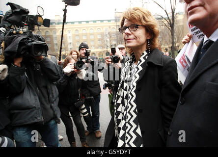 Vicky Pryce, die Ex-Frau des ehemaligen Parlamentsabgeordneten Chris Huhne, verlässt das Southwark Crown Court, London, nachdem sie für schuldig befunden wurde, den Kurs der Justiz zu vereidigen. Stockfoto