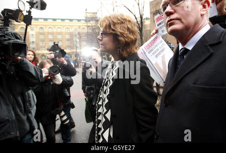 Vicky Pryce, die Ex-Frau des ehemaligen Parlamentsabgeordneten Chris Huhne, verlässt das Southwark Crown Court, London, nachdem sie für schuldig befunden wurde, den Kurs der Justiz zu vereidigen. Stockfoto