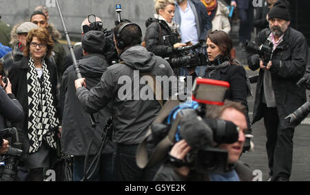 Vicky Pryce (links), die Ex-Frau des ehemaligen Parlamentsabgeordneten Chris Huhne, verlässt das Southwark Crown Court, London, nachdem sie für schuldig befunden wurde, den Kurs der Justiz zu vereidigt zu haben. Stockfoto