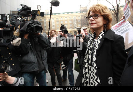 Vicky Pryce, die Ex-Frau des ehemaligen Parlamentsabgeordneten Chris Huhne, verlässt das Southwark Crown Court, London, nachdem sie für schuldig befunden wurde, den Kurs der Justiz zu vereidigen. Stockfoto