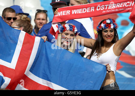 Island-Fans jubeln auf der Tribüne vor dem Spiel der Gruppe F der Euro 2016 im Stade de France in Paris auf ihrer Seite an. DRÜCKEN SIE VERBANDSFOTO. Bilddatum: Mittwoch, 22. Juni 2016. Siehe PA Story Soccer Island. Bildnachweis sollte lauten: Owen Humphreys/PA Wire. EINSCHRÄNKUNGEN: Die Nutzung unterliegt Einschränkungen. Nur für redaktionelle Zwecke. Buch- und Zeitschriftenverkauf zulässig, wobei nicht ausschließlich für ein Team/Spieler/Spiel bestimmt ist. Keine kommerzielle Nutzung. Weitere Informationen erhalten Sie unter +44 (0)1158 447447. Stockfoto