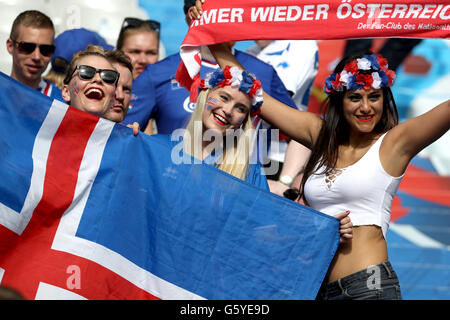 Island-Fans jubeln auf ihrer Seite auf der Tribüne, bevor der Euro 2016, Gruppe F im Stade de France, Paris entsprechen. Stockfoto